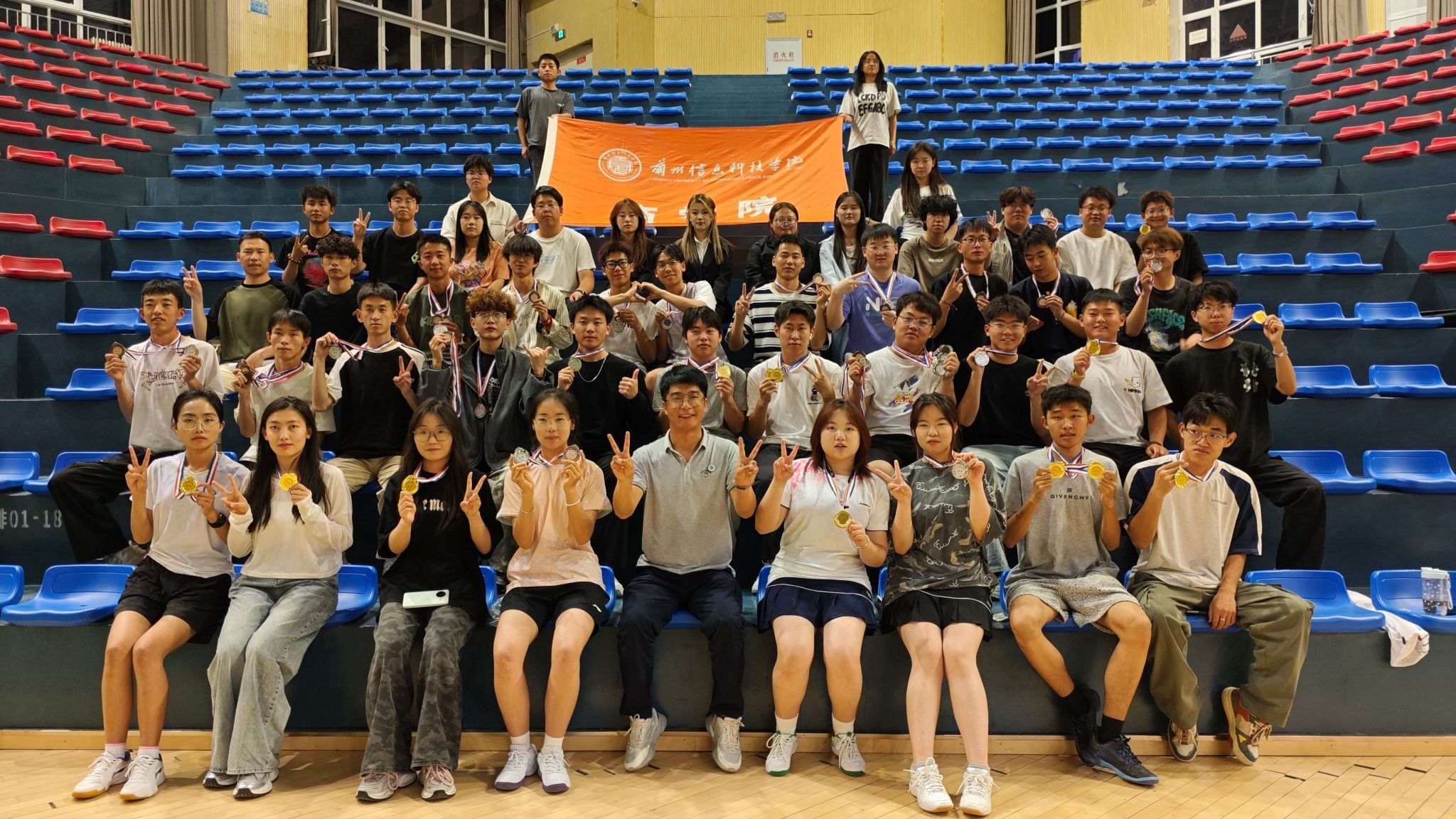 商学院2025年“欢送杯”体育联赛闭幕式：以体育精神致敬毕业，传承青春力量