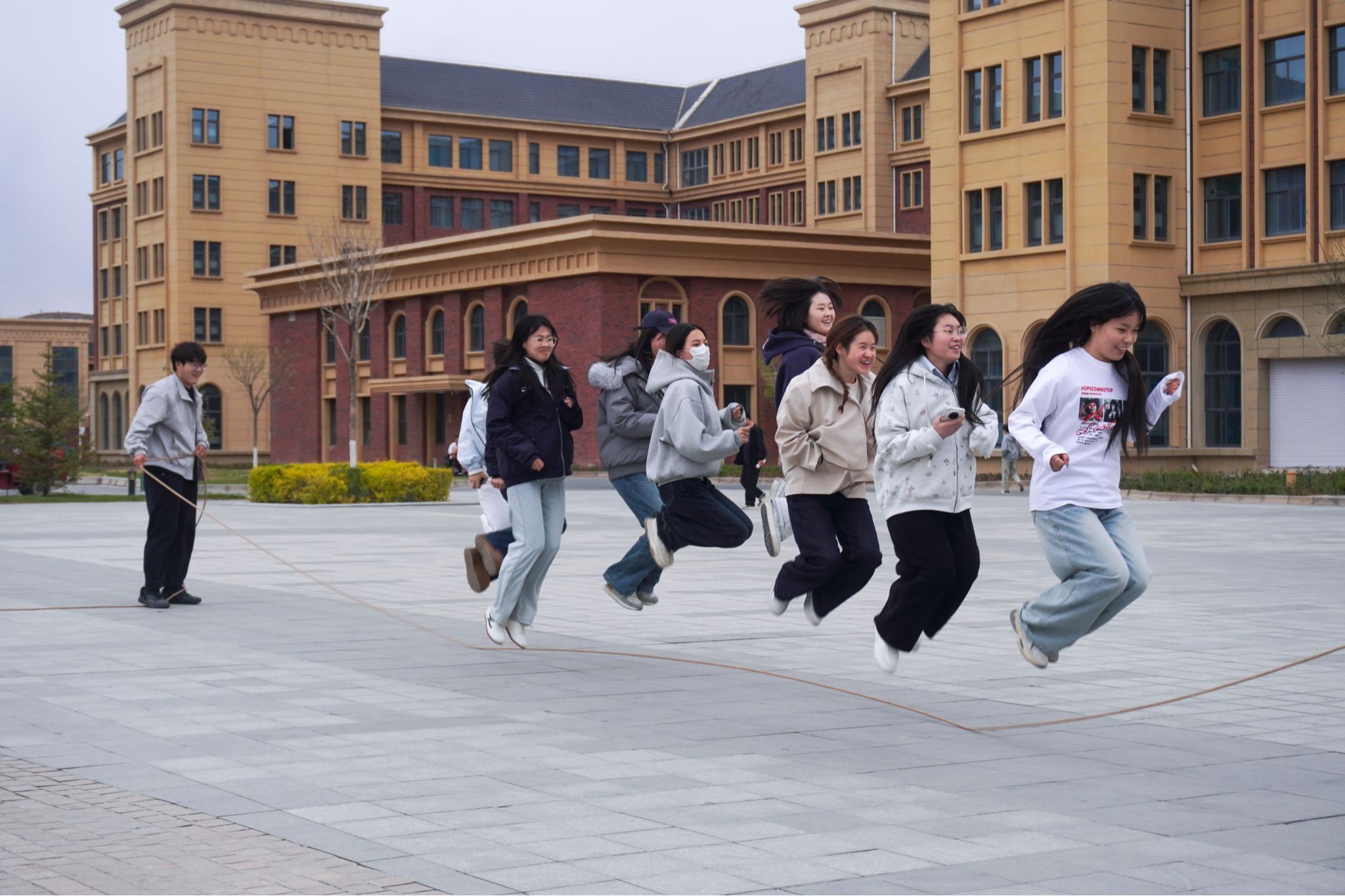 绳跃青春展活力 凝心聚力迎评估——商学院以跳绳推动学风建设与集体凝聚力提升