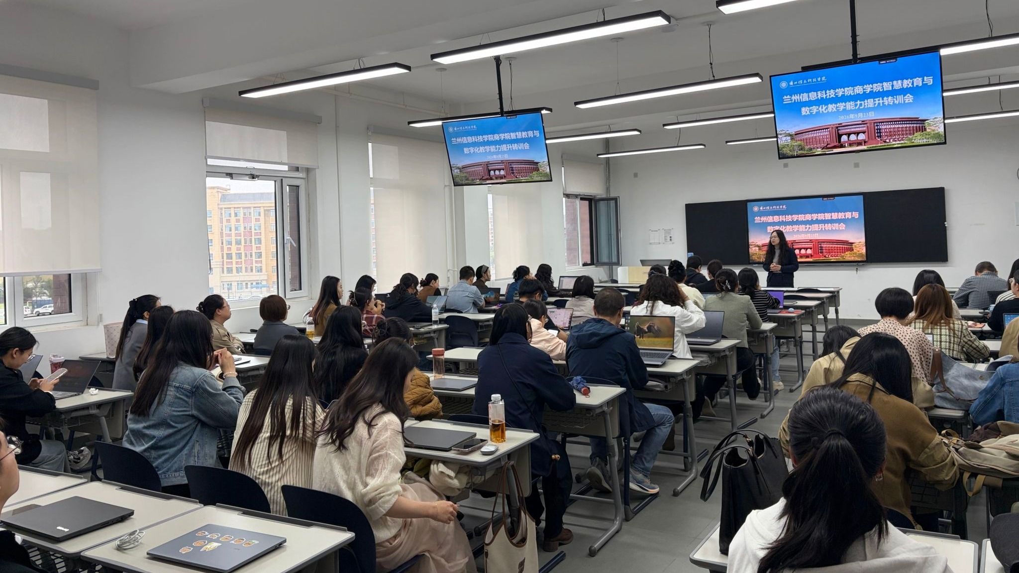 以数智赋能课堂 以成果见证成长——商学院开展数字化AI智慧课程学习成果展示活动
